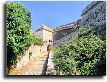 Salita alla Fortezza della Rocca