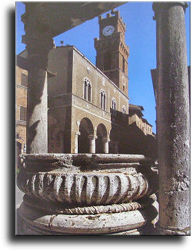 Particolare: Piazza Pio II